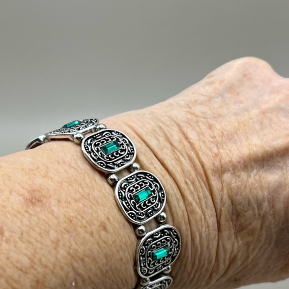 Elegant Silver and Green Bracelet - Picture 3 of 3